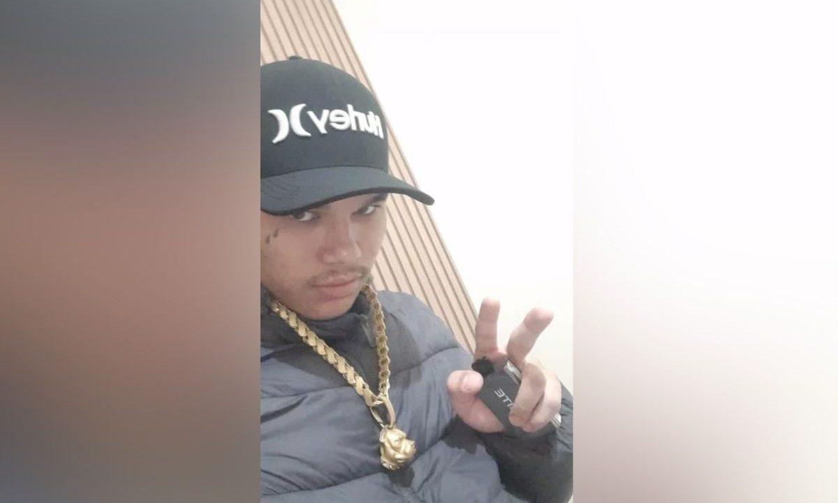 foto do menino que morreu a tiros em maringá. a mãe do jovem encontrou o filho morto na rua