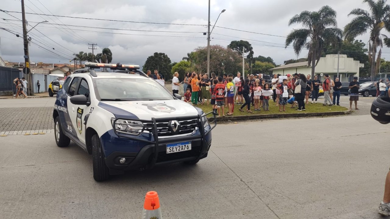 Moradores do bairro Fanny bloqueiam o cruzamento das avenidas Santa Bernadethe e Henry Ford durante protesto contra alagamentos em Curitiba.