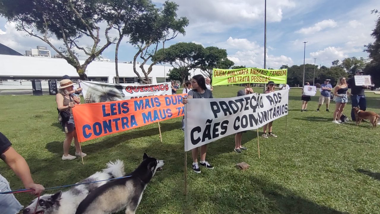 Manifestantes reunidos no Parcão, em Curitiba, pedindo Justiça pelo cão “Orelha” e endurecimento das penas para maus-tratos a animais.