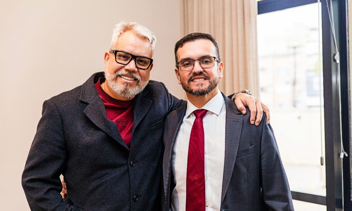 Leandro convidou o amigo Eduardo para uma aula, e lá descobriu que estava com câncer