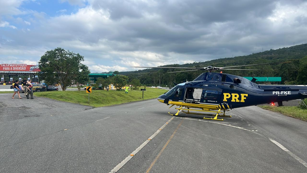Helicóptero da PRF pousado em Curitiba durante operação de resgate de criança de 7 anos com câncer, transportada de Joinville.