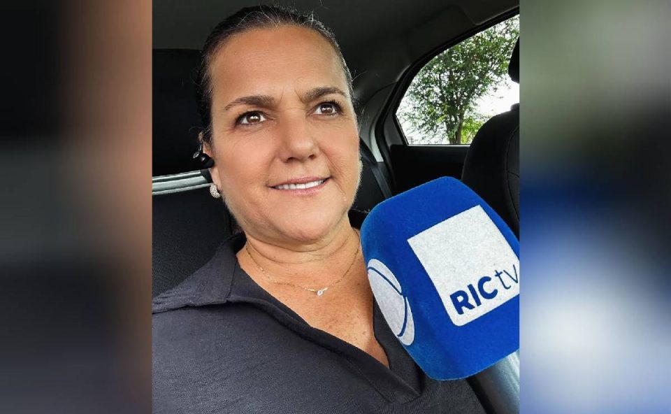 Foto mostra Taís Santana com microfone da Ric TC