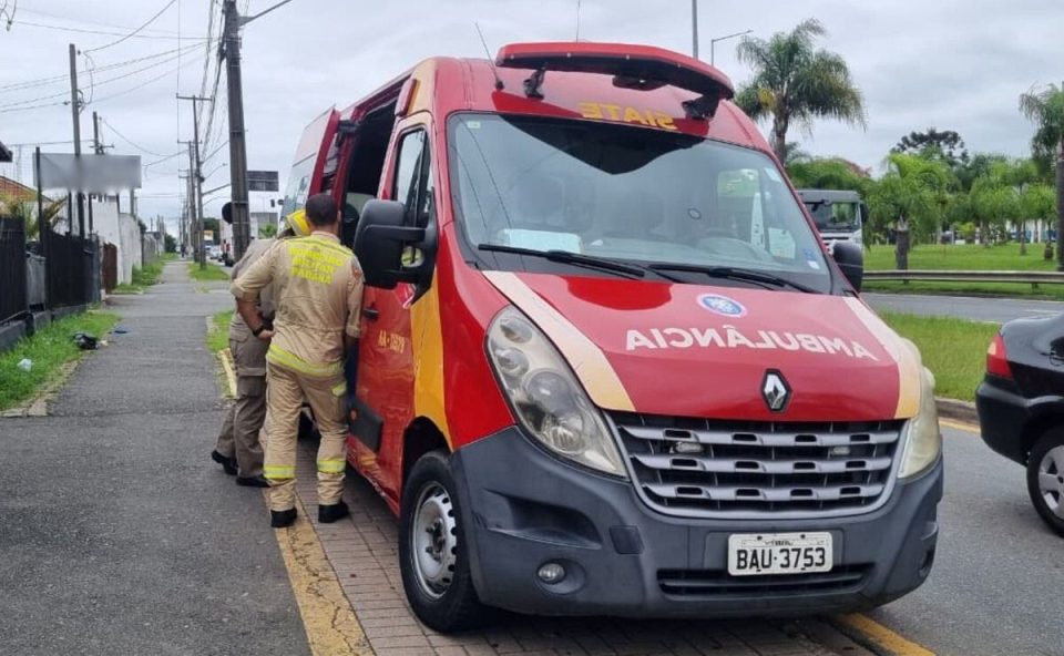 Ambulância do Corpo de Bombeiros com socorristas durante atendimento médico 