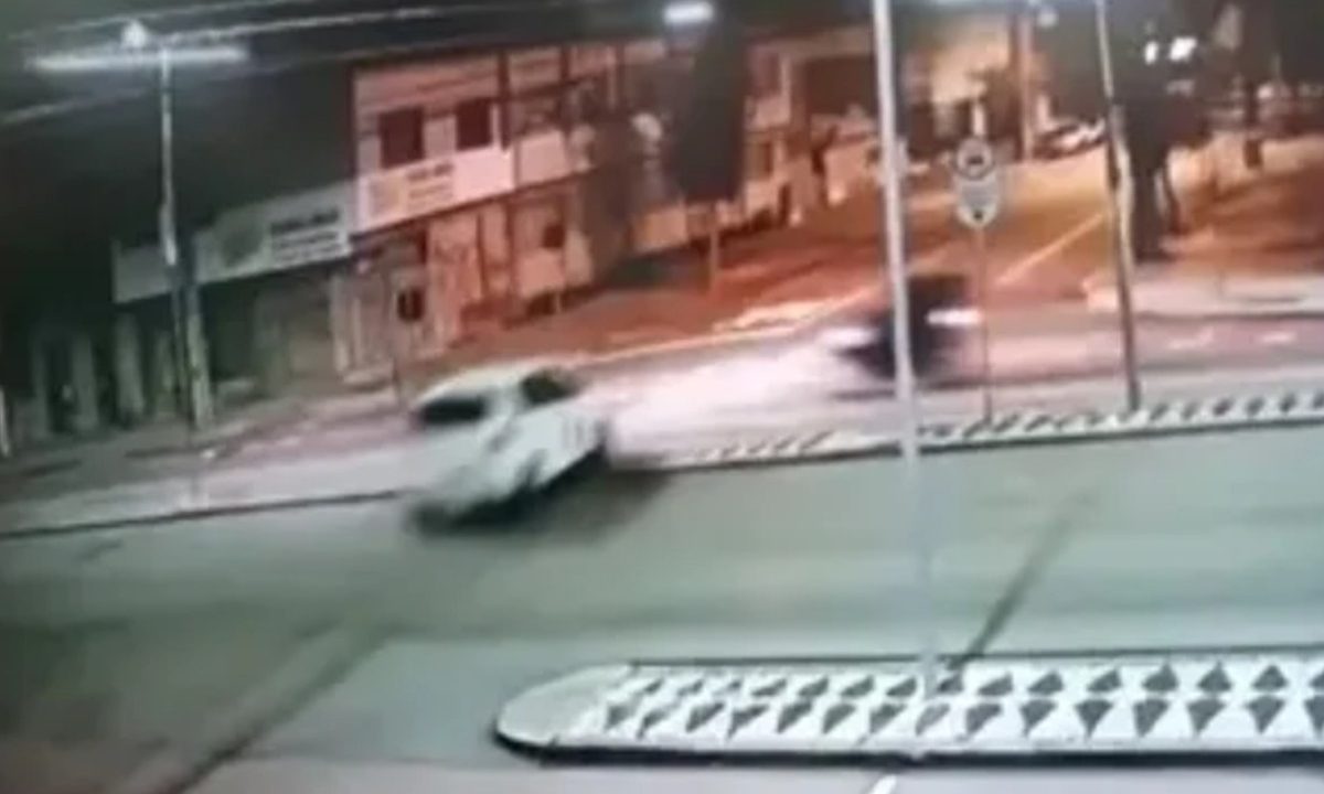Carro atravessando a canaleta exclusiva de ônibus antes de atingir motociclista