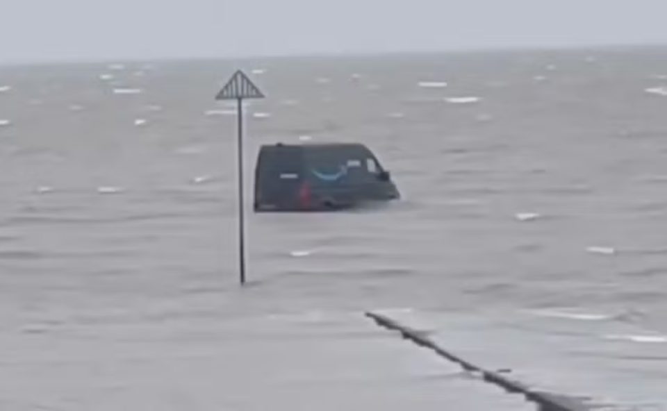 Van de motorista no meio de rio, quando a maré subiu