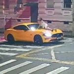 Foto mostra Mustang andando com mulher no capô por Ponta Grossa