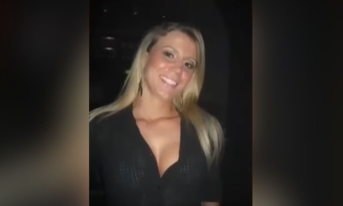 foto da mulher que foi encontrada morta em matagal. na imagem ela aparece sorrindo vestindo roupa preta