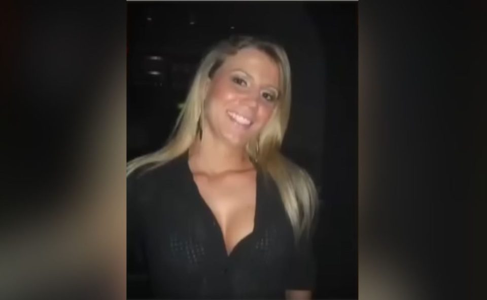 foto da mulher que foi encontrada morta em matagal. na imagem ela aparece sorrindo vestindo roupa preta