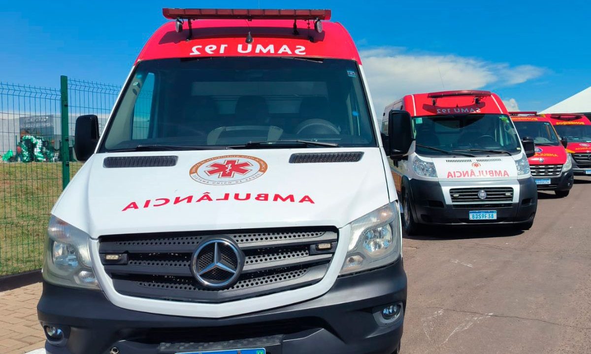 foto de ambulância para ilustrar o caso da mulher que foi esfaqueada durante a cobrança de dívida