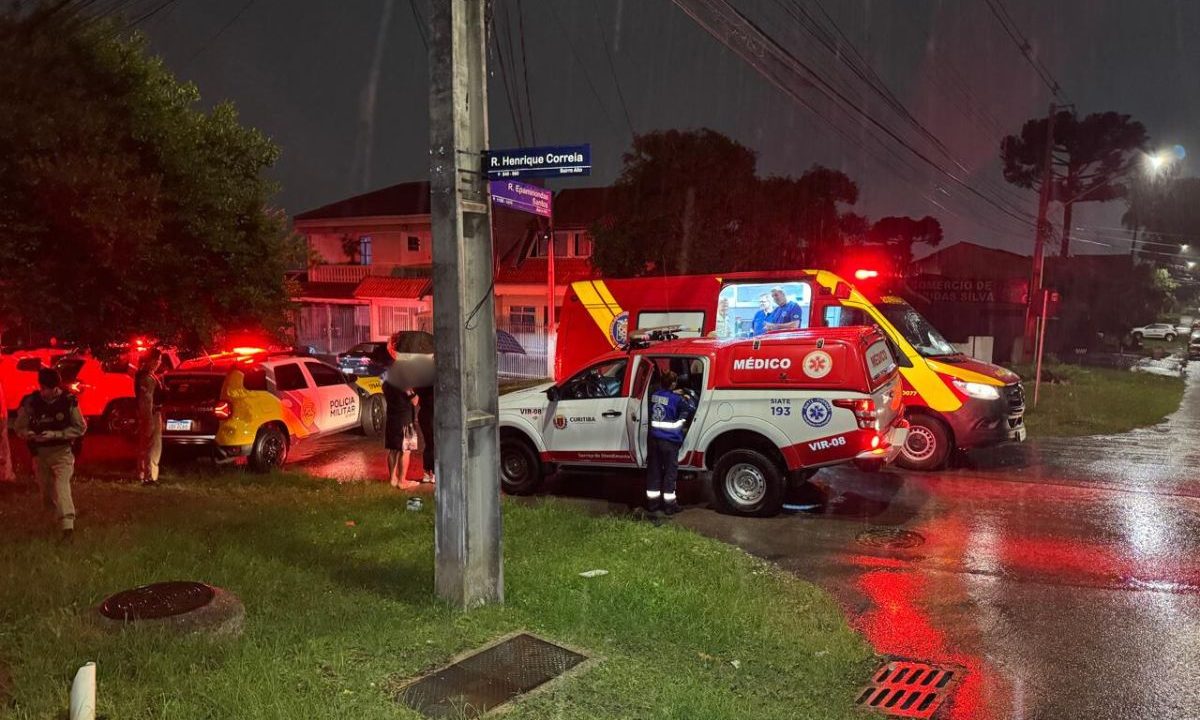 foto do local onde a mulher foi esfaqueada pelo marido. na imagem aparece viaturas da polícia, ambulância do siate e samu