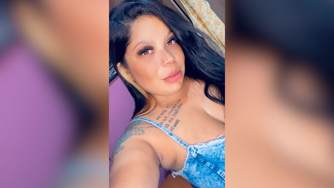 Foto mostra Andressa Dani de Souza, de 30 anos, posando para selfie