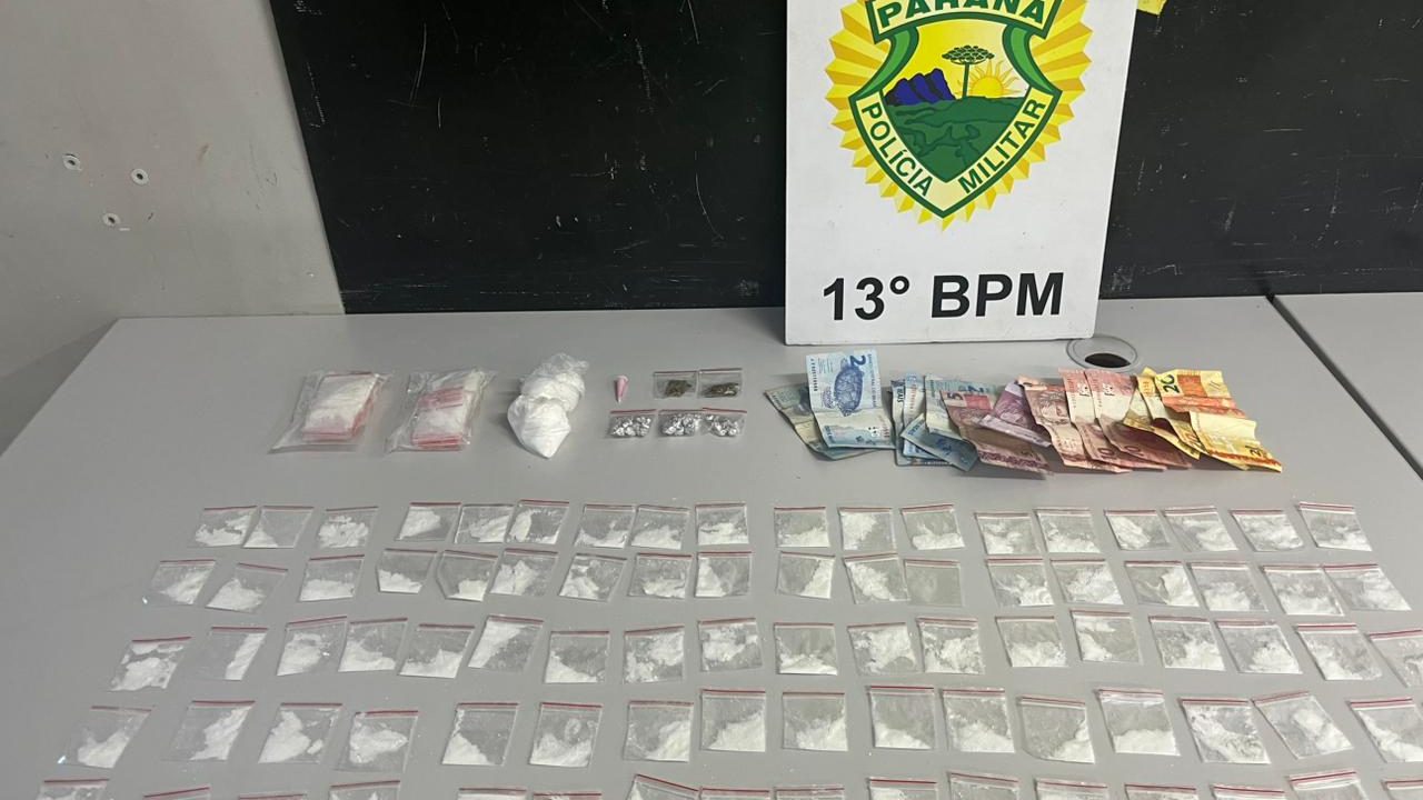 Polícia Militar durante prisão de mulher suspeita de tráfico no bairro Caximba