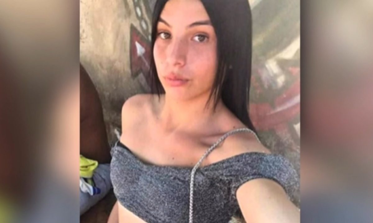 Foto mostra Ágatha Mendes, uma mulher trans de 18 anos, posando para selfie