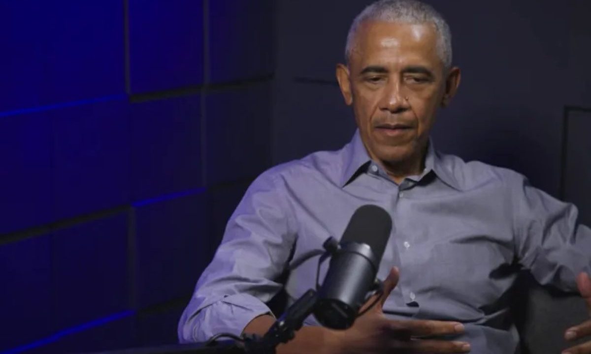 barack obama em um podcast falando ao microfone