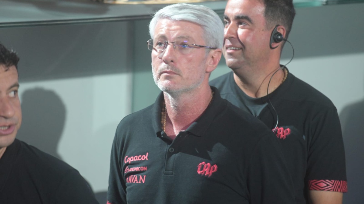 Técnico Odair Hellmann, do Athletico, no jogo contra o Corinthians. Foto: Ernani Ogata/Código 19