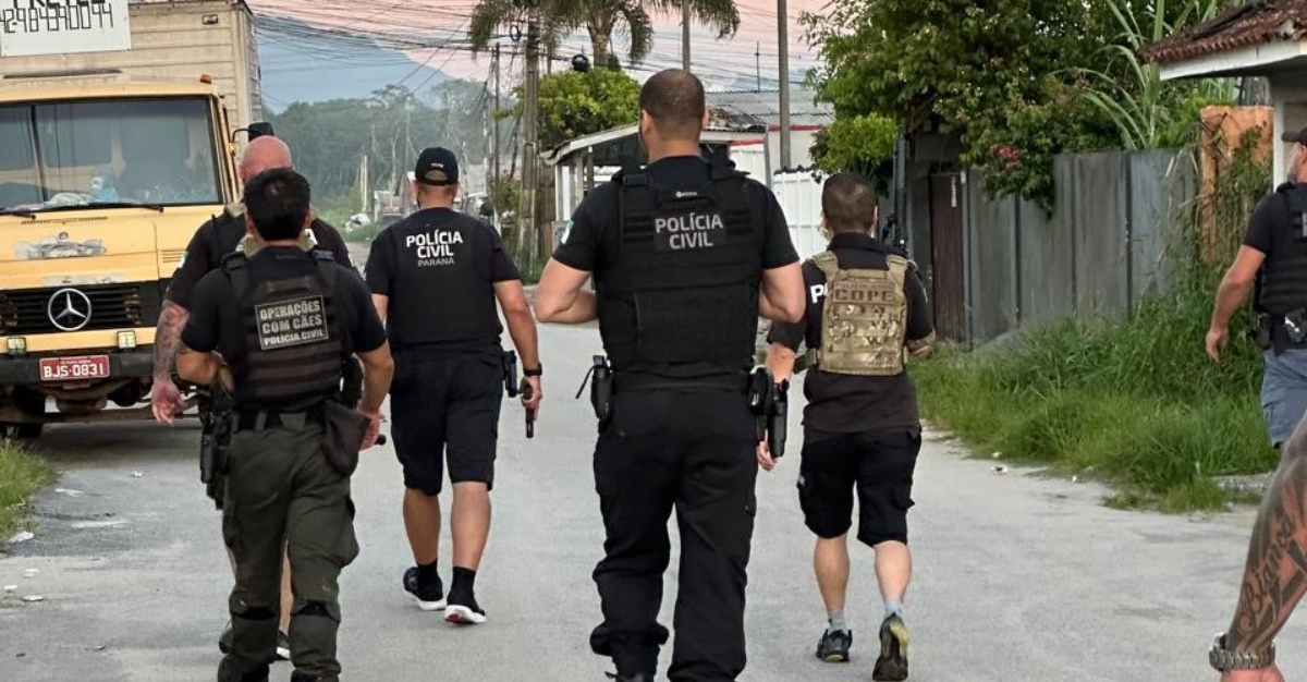 Equipes das polícias Civil, Militar e Penal durante cumprimento de mandados da Operação Maré Brava no Litoral do Paraná.