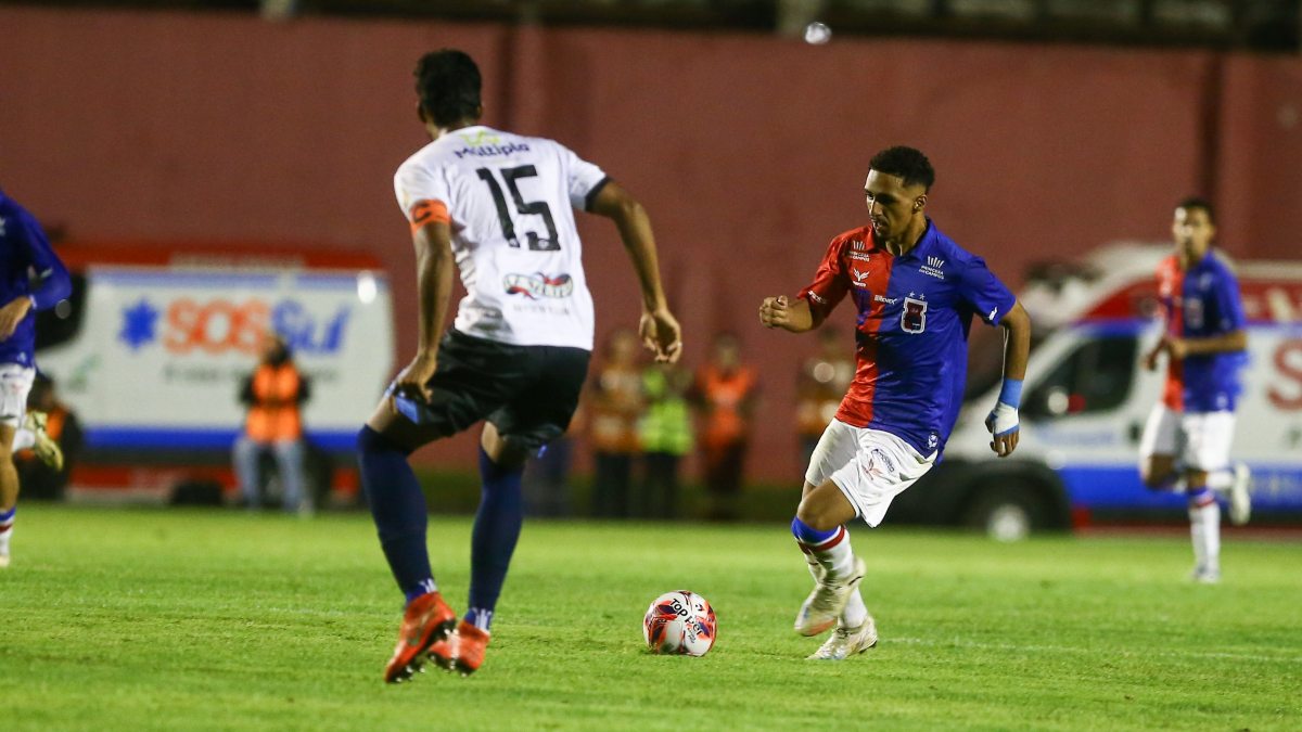 Jogador do Paraná Clube conduz a bola contra o Prudentópolis