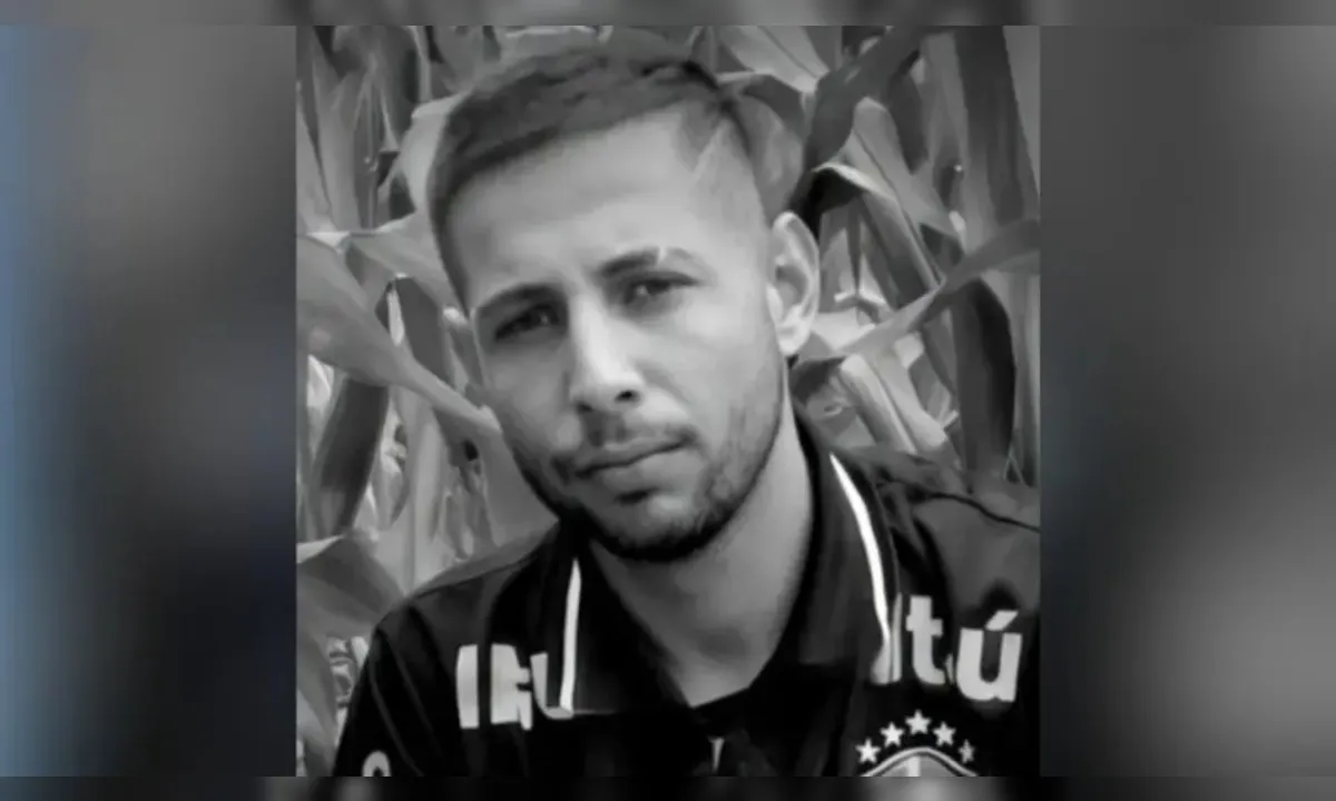 Foto em preto e branco mostra o jovem João Victor Paredes da Costa. Ele usa uma jaqueta escura e olha para a câmera