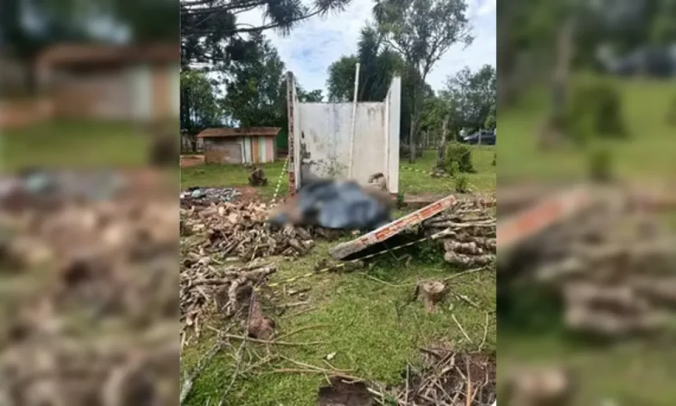 Foto mostra parede de banheiro desativada no chão após desabamento e escombros 