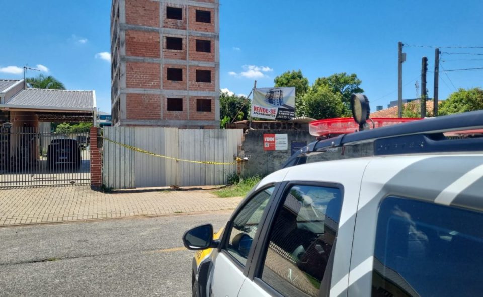 pedreiro cai de prédio em construção