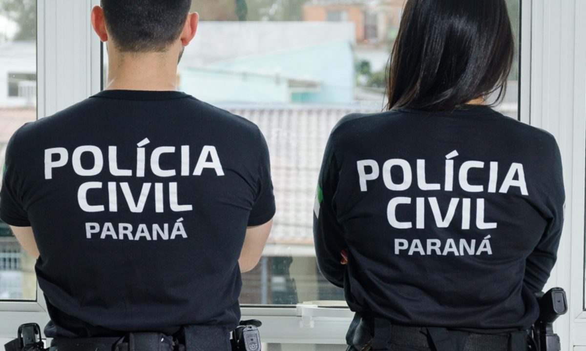 Imagem mostra policiais durante operação do NUCRIA em Ponta Grossa.