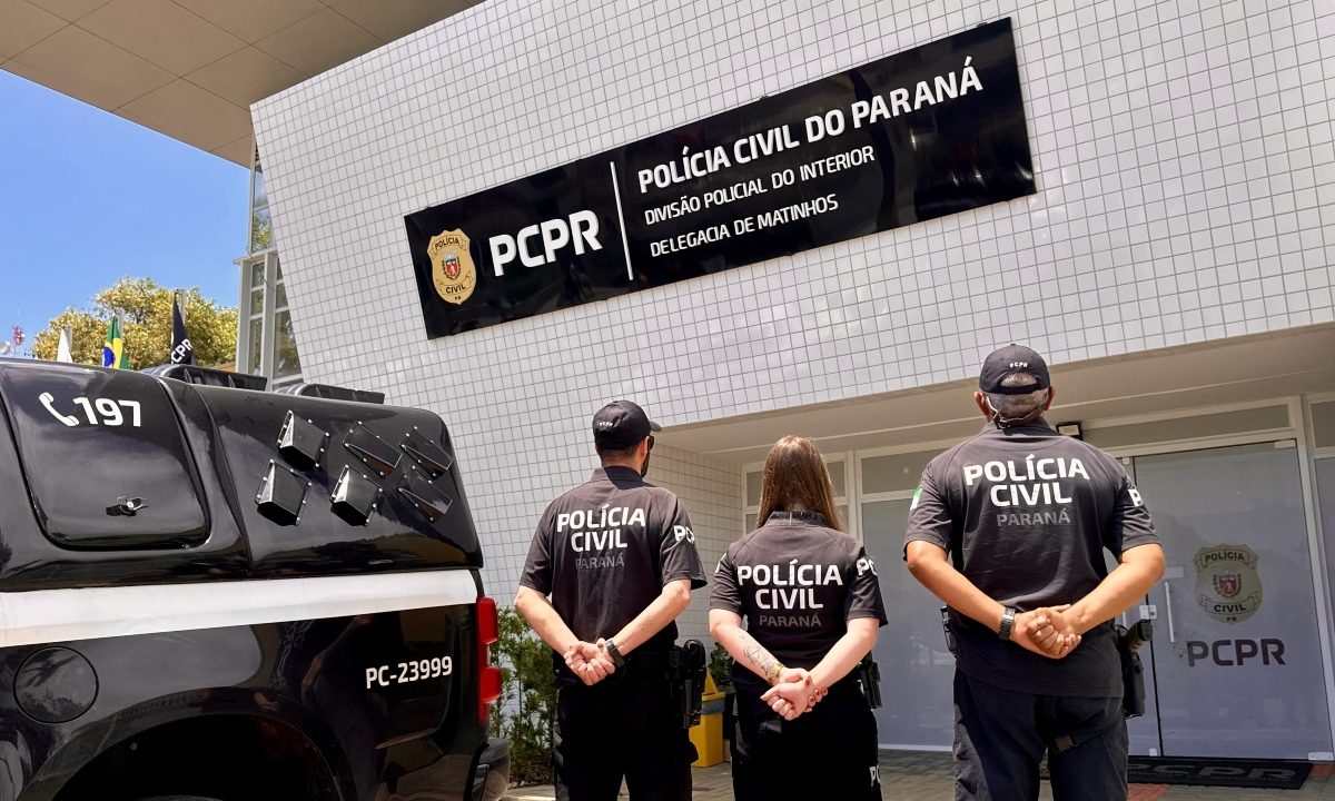 Policiais civis em frente a delegacia no Litoral do Paraná