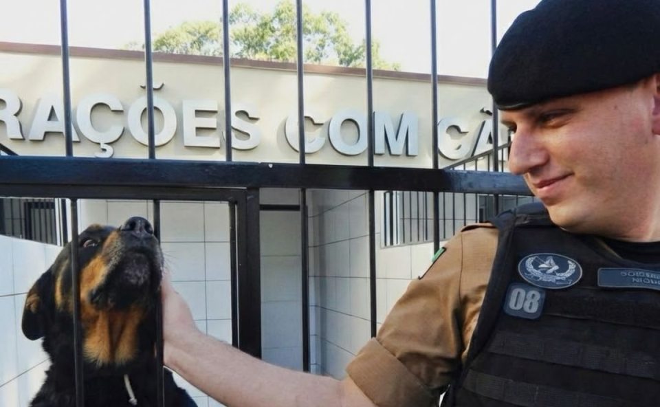foto do policial militar que morreu após viatura capotar. na foto ele está ao lado de um cachorro