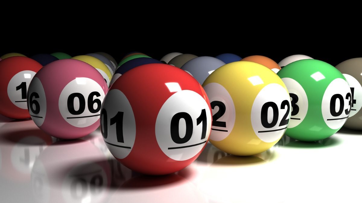 Bolas coloridas de loterias; simbolizando o prazo máximo para resgatar prêmio das loterias.