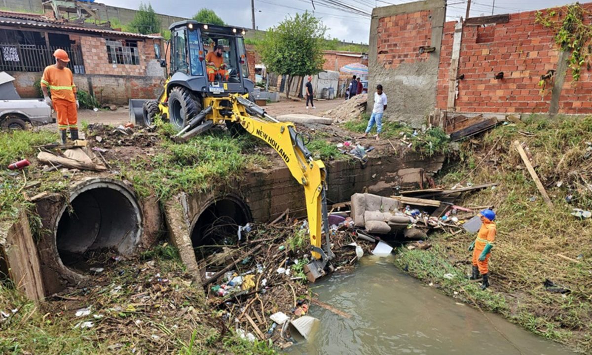 Equipes da Prefeitura atuam em todas as regionais para remover resíduos, desobstruir vias e reduzir os impactos do temporal
