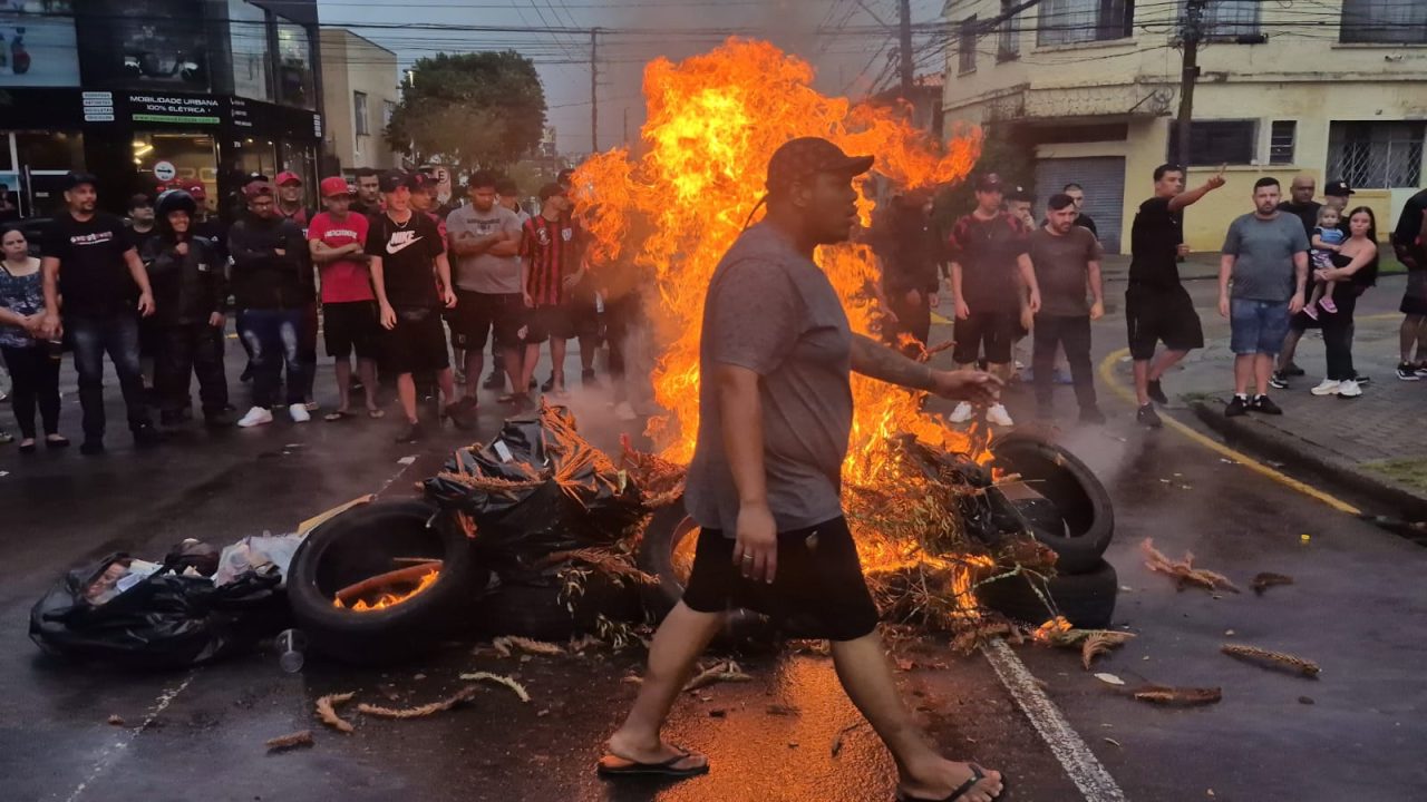Manifestação de torcedores da Os Fanáticos no Água Verde após morte de Leandro Souza em ação policial.