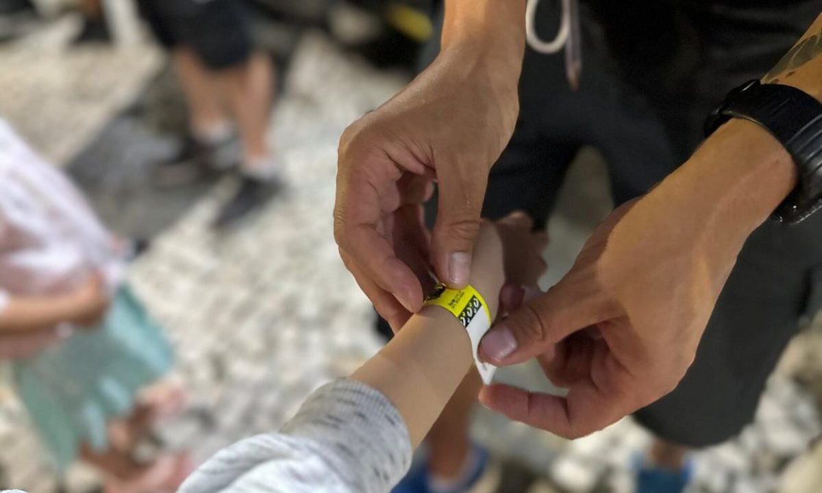 Pulseiras gratuitas ajudam a identificar crianças durante eventos de Carnaval e facilitam contato com responsáveis em caso de desencontro.