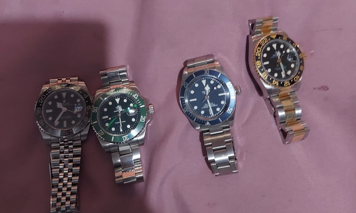 Relógios de luxo recuperados pela Polícia Civil dispostos sobre uma mesa durante a operação.