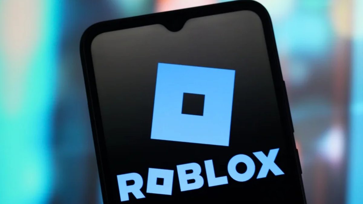 Imagem ilustrativa de um celular com a logo do Roblox na tela; simbolizando que a empresa está sendo processada por falhar na proteção à crianças e adolescentes.
