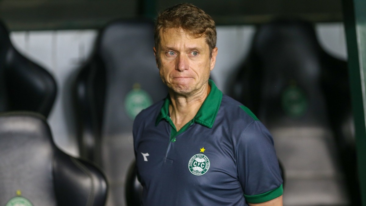 Técnico Fernando Seabra no jogo entre Coritiba e São Paulo.