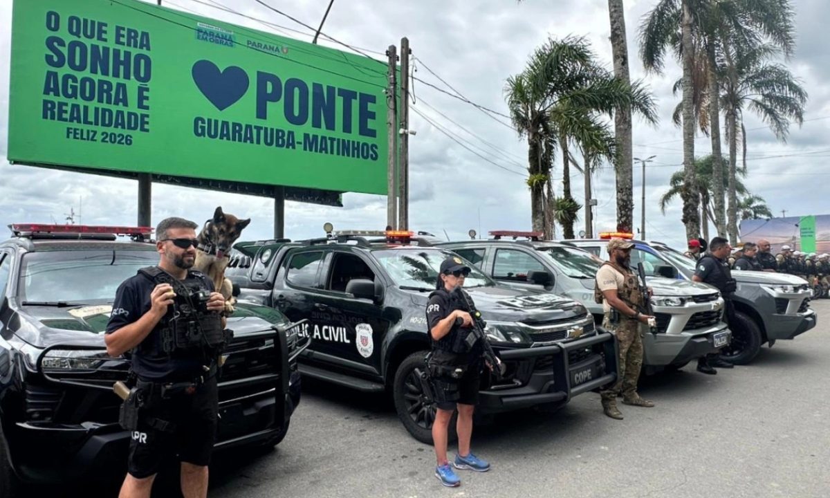 Viaturas das forças de segurança estacionadas no Litoral do Paraná durante a temporada de verão.