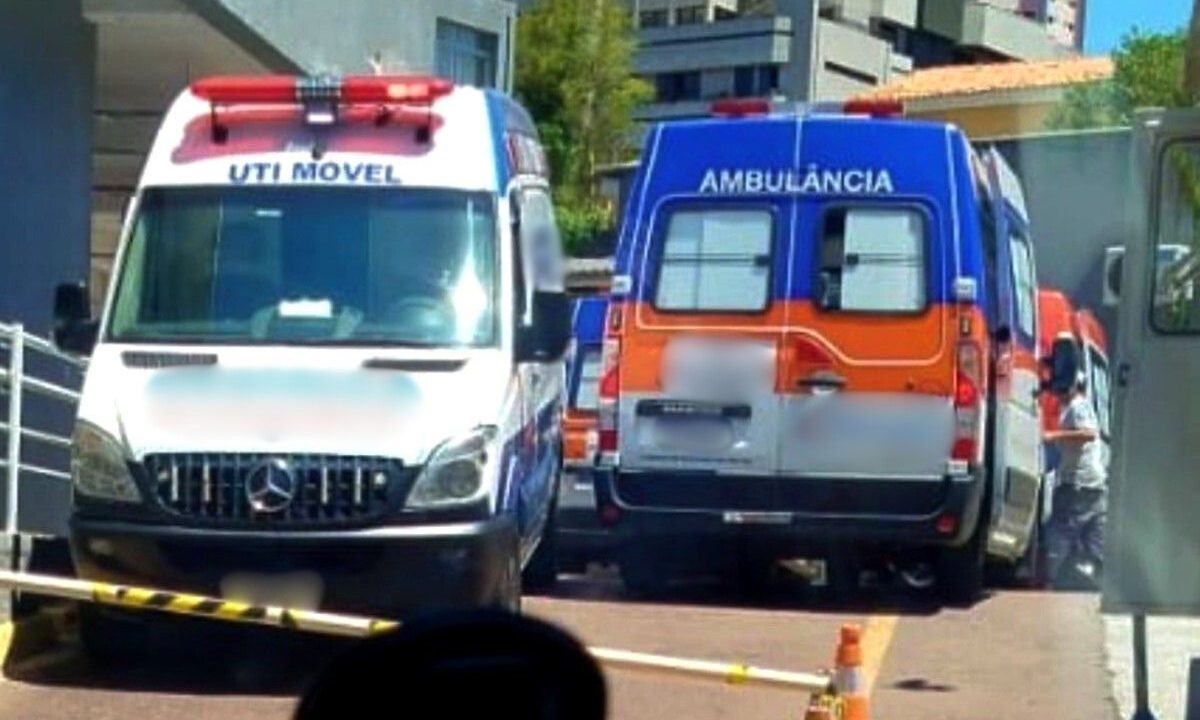 Ambulâncias paradas em frente a um hospital