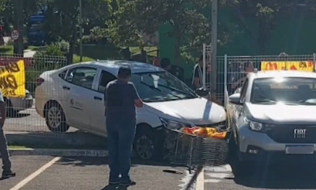 momento em que o suspeitos batem carro furtado de prefeitura