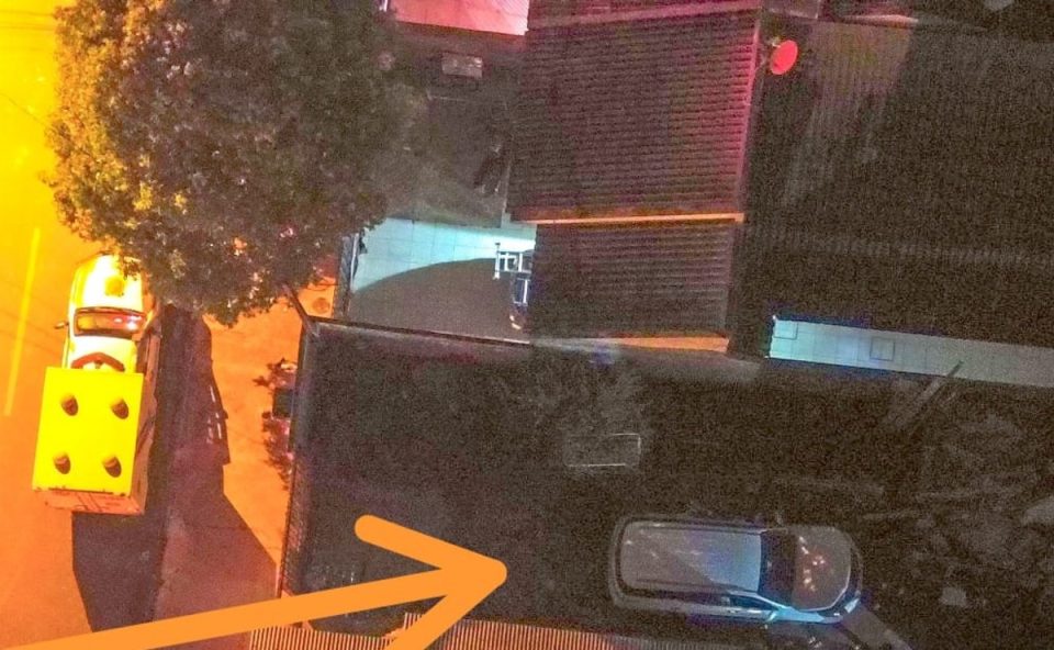 Foto tirada do alto, com drone, mostra casa usada por criminosos e caminhonete branca na garagem