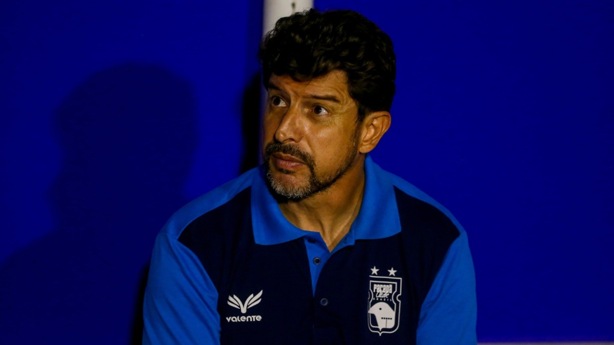 Técnico Tcheco, do Paraná Clube, sentado no banco de reservas
