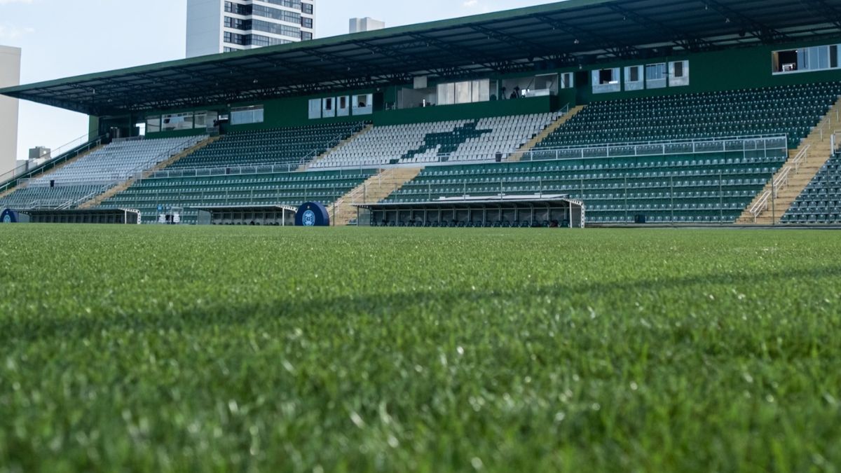 tecnico-do-coritiba-elogia-sintetico-da-chape-mas-defende-campo-natural