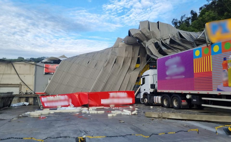 barracão destruído após tempestade em campina grande do sul