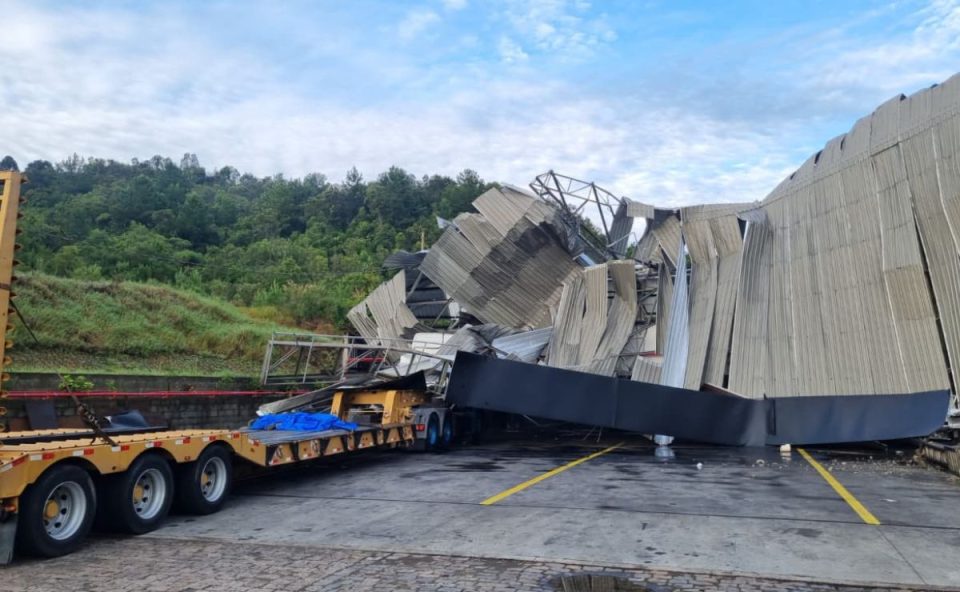 barracão destruído após tempestade em campina grande do sul