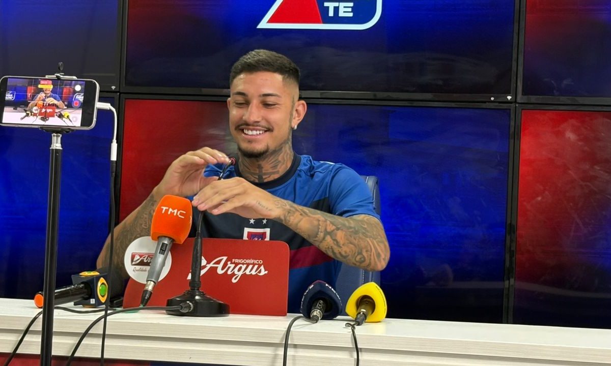 Zagueiro do Paraná Clube em entrevista coletiva