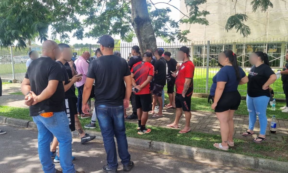 Familiares e amigos do torcedor que morreu no Boqueirão em frente ao IML