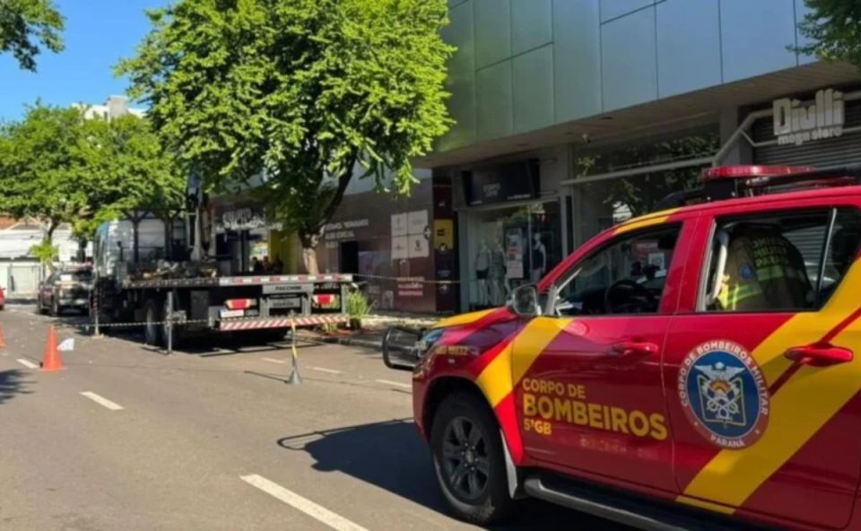Viatura do Corpo de Bombeiros em frente a shopping de Maringá