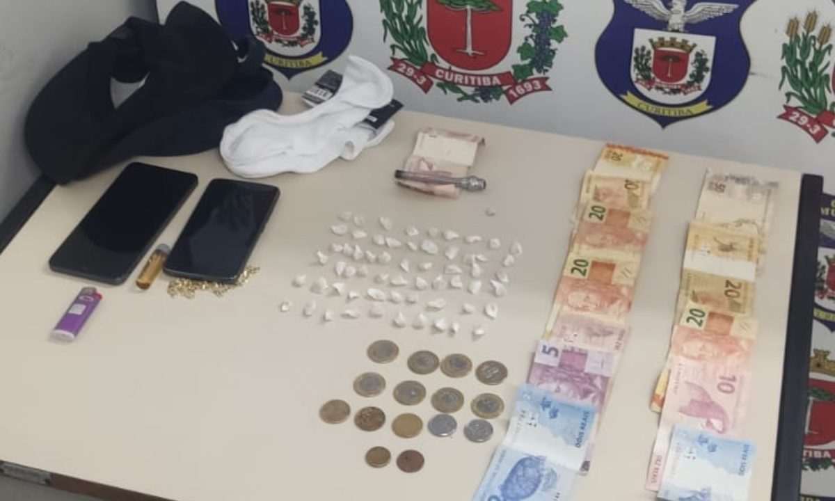 Pedras de crack embaladas, dinheiro trocado e celulares apreendidos pela Guarda Municipal em Curitiba.