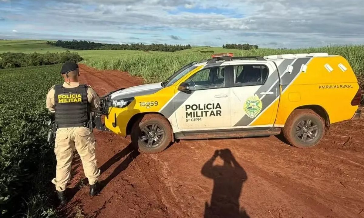Viatura da Polícia Militar em diligência na área rural de São Manoel do Paraná durante buscas por suspeito.