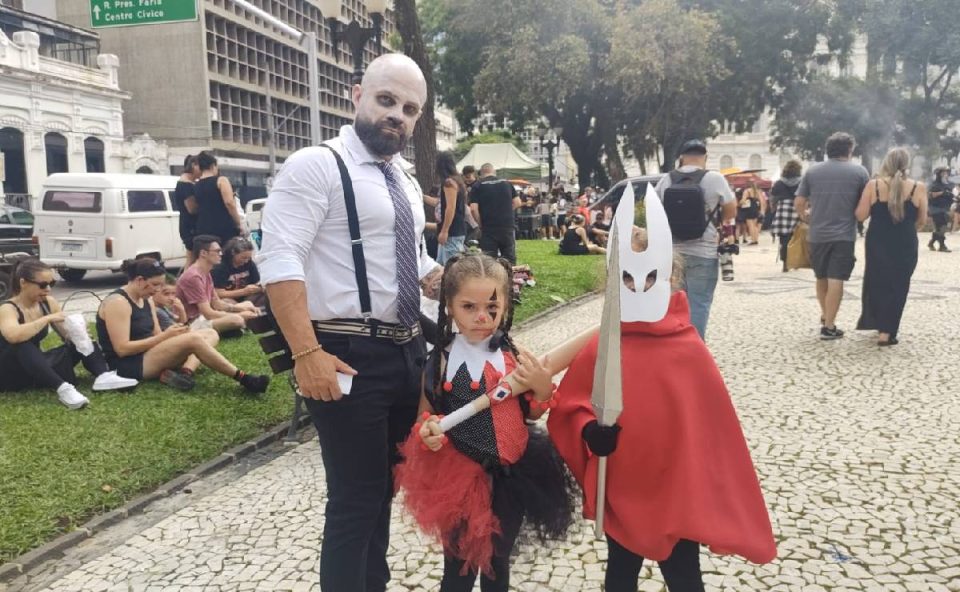 Foto mostra tio e sobrinhas fantasiados na Zombie Walk