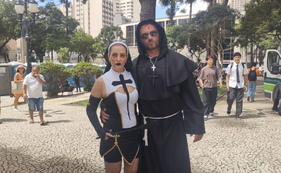 Foto mostra casal fantasiado, mulher de freira zombie e homem de monge zombie