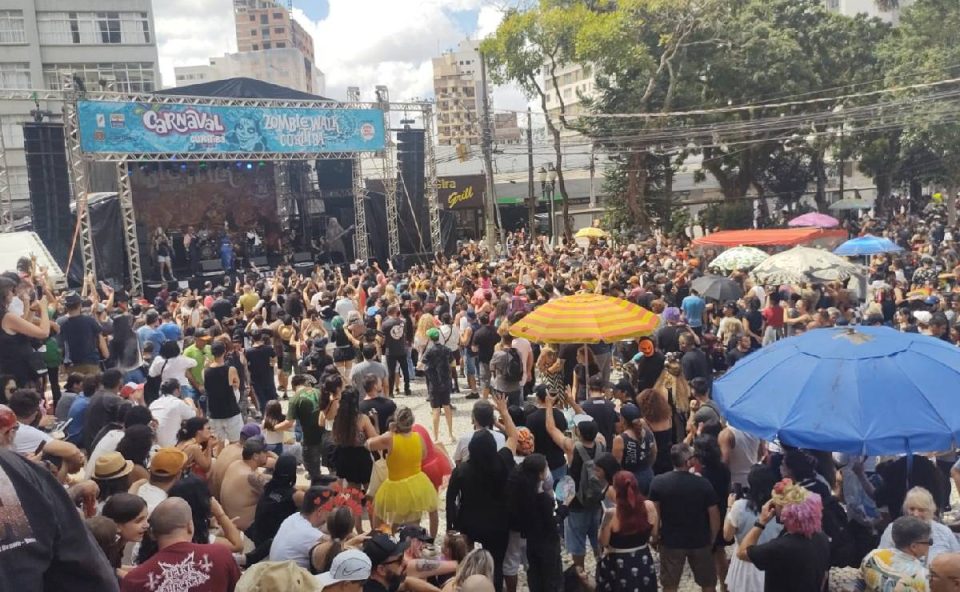 Foto mostra centenas de pessoas reunidas aproveitando a Zombie Walk